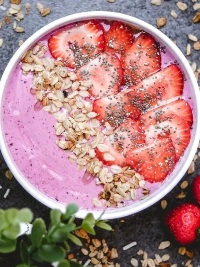 Easy Strawberry Yogurt Smoothie Bowl Recipe (3)